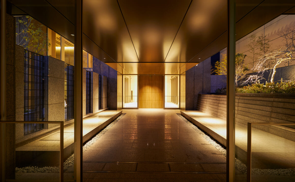 ローレルタワー堺筋本町外観